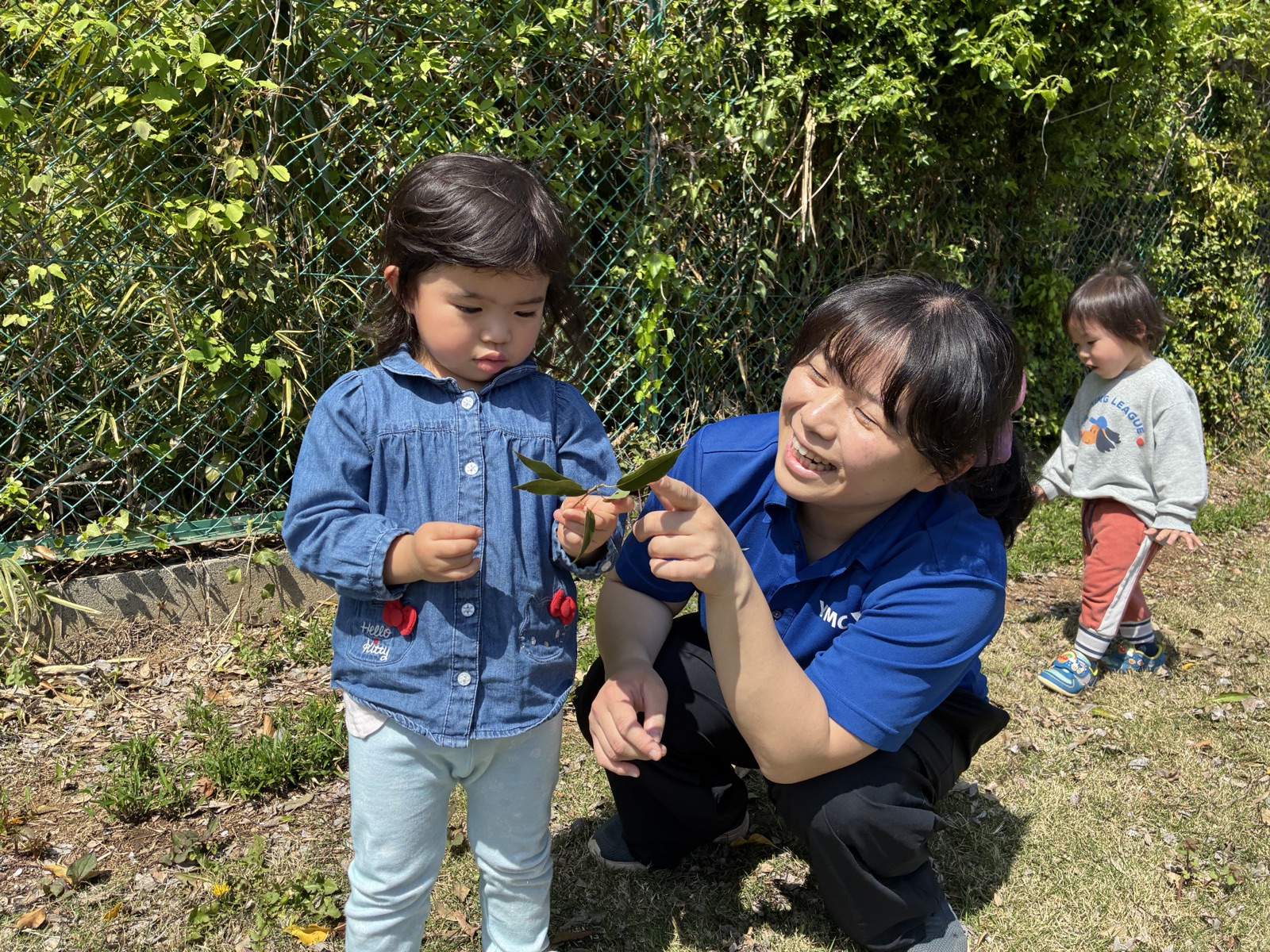 自然観察するこどもたち